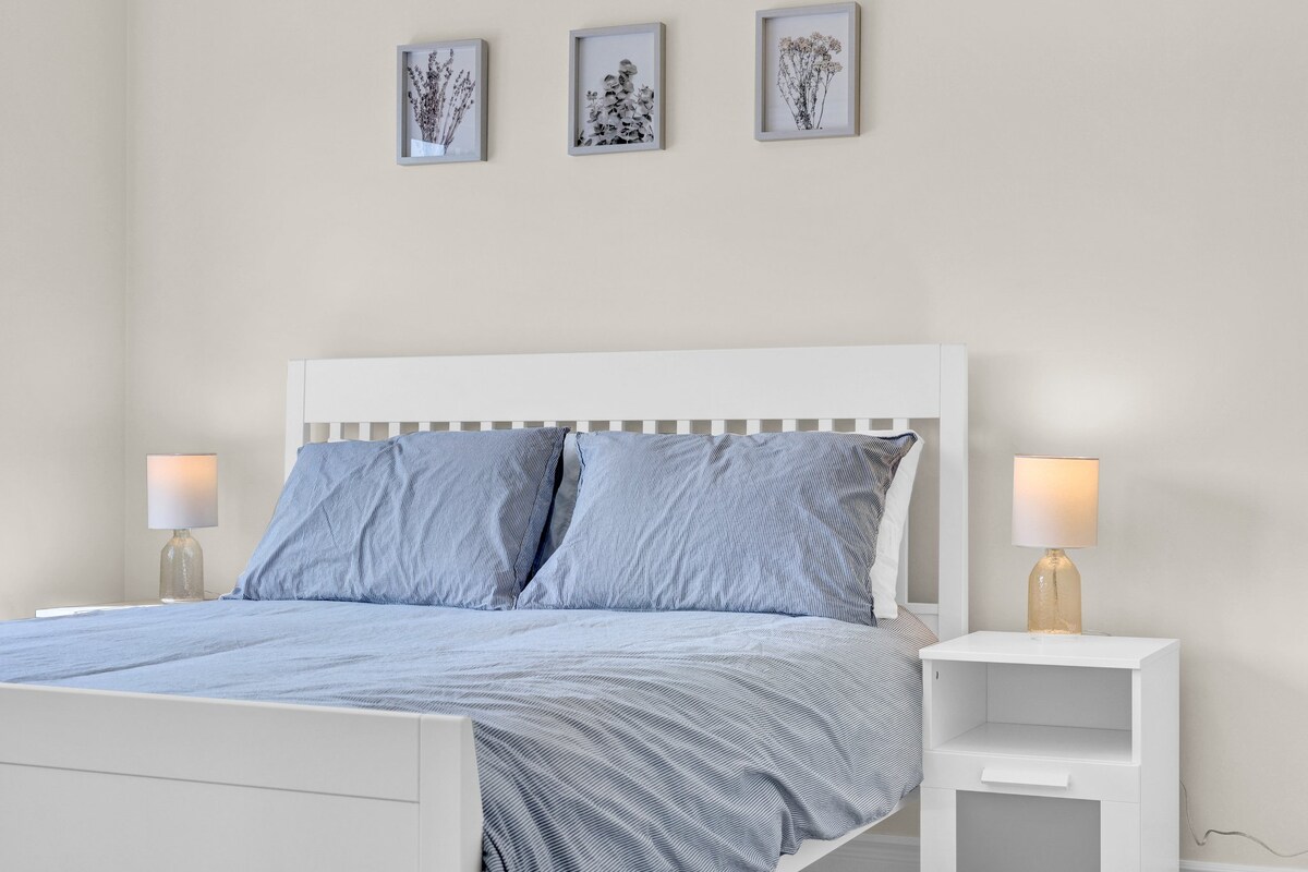 Chumba cha kulala kilicho na kitanda cha ukubwa wa kifalme, sehemu mahususi ya kufanyia kazi na kabati la nguo