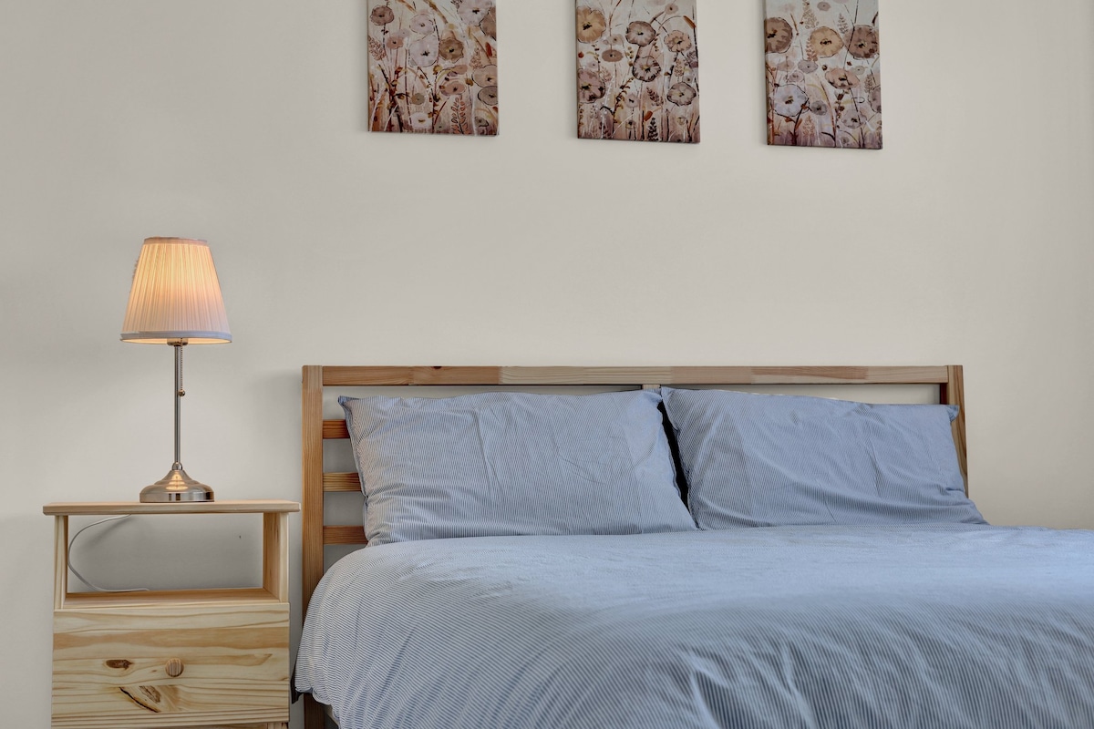 Chumba cha kulala kilicho na kitanda na kabati lenye ukubwa wa Queen