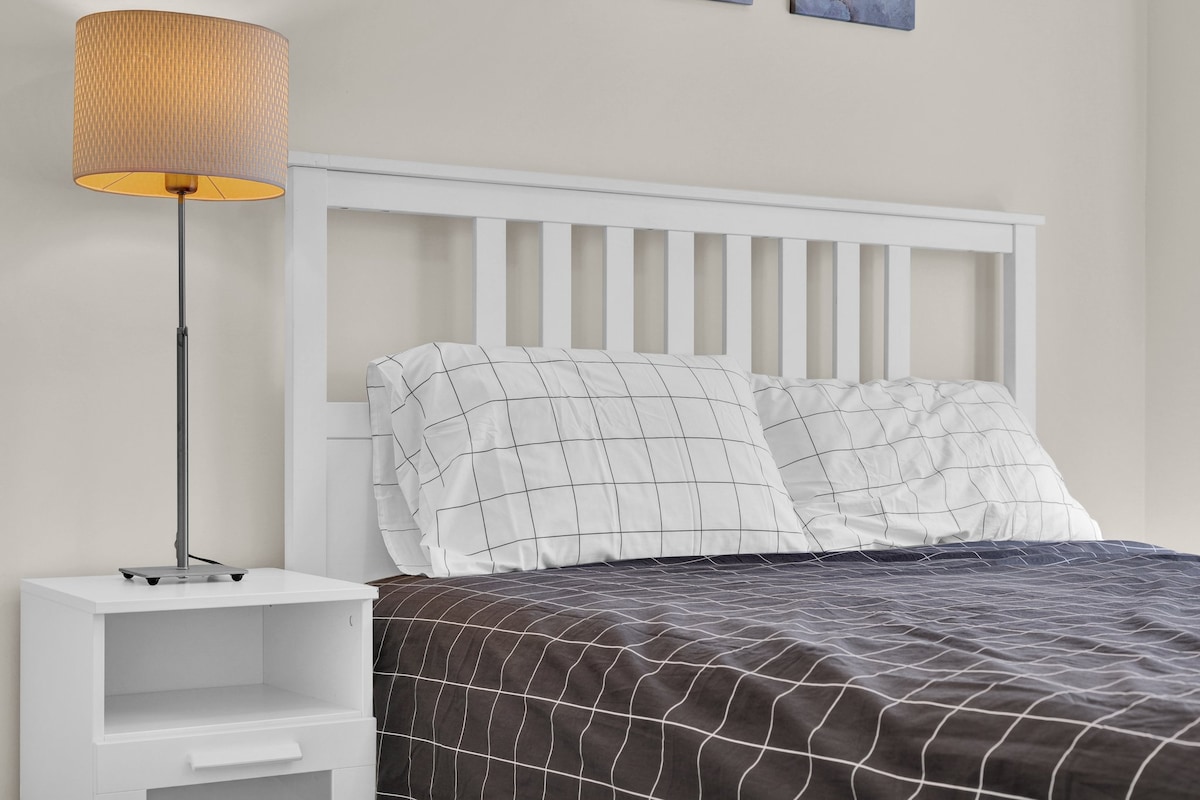 Chumba cha kulala kilicho na Kitanda aina ya Queen na kabati la nguo