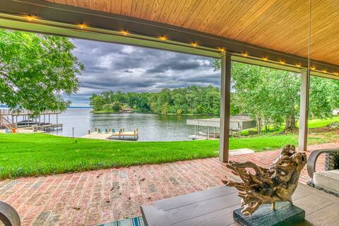 Prime lakeside gem: Grassy knoll, Spacious, Quaint