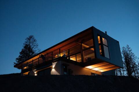 Holiday House - Spectacular Views - Lakefront
