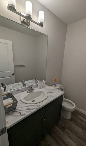 5 Bed 4 Bath 2500 sqft Clean and Elegant Home gallery image 3