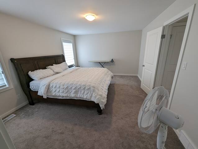 5 Bed 4 Bath 2500 sqft Clean and Elegant Home gallery image 4