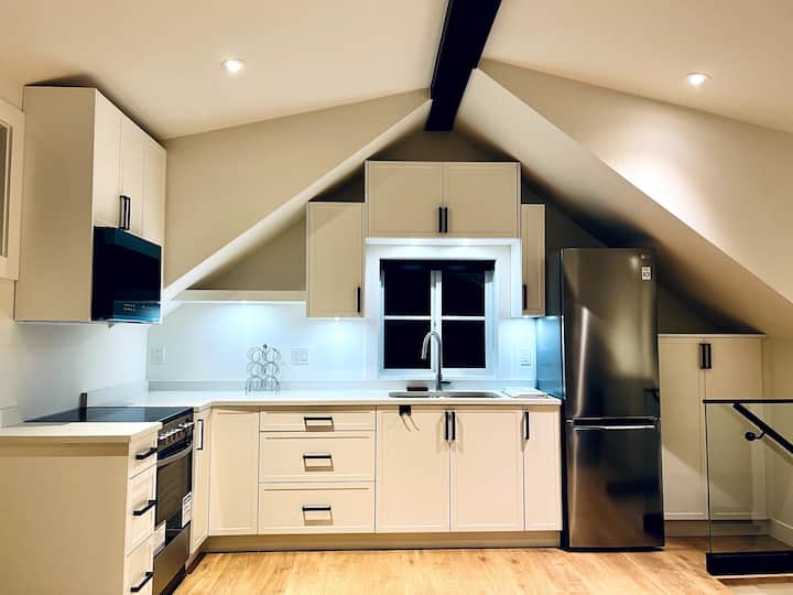 Modern, Clean And Location! In Trendy Kitsilano! - Vancouver