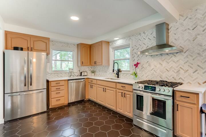 Midcentury Lake Home! gallery image 5