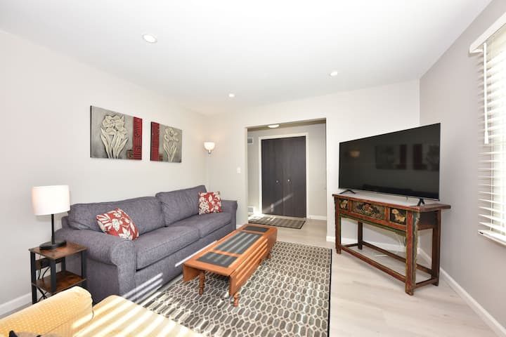 Მნიშვნელობა არ აქვს, ფილმს უყურებთ თუ უბრალოდ ესაუბრებით, ეს კომფორტული და სტუმართმოყვარე საცხოვრებელი აუცილებლად იქნება ყველასთვის.