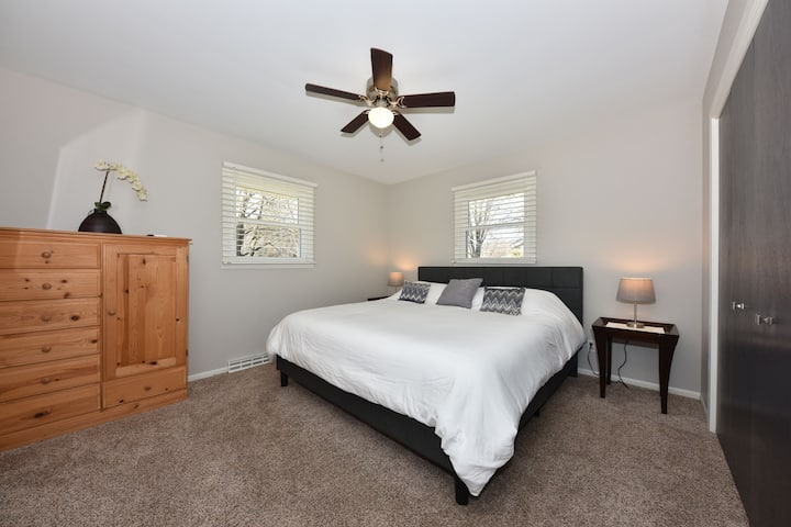 Დაისვენეთ სრული ღამით ამ კომფორტულ საწოლზე, რომელსაც ჭერის ვენტილატორი აქვს.