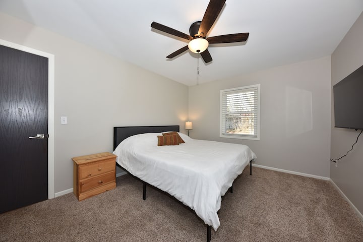 Მთავარ საძინებელში მეფის ზომის კომფორტულ საწოლზე თავს ისე იგრძნობთ, როგორც ჰონორარი.