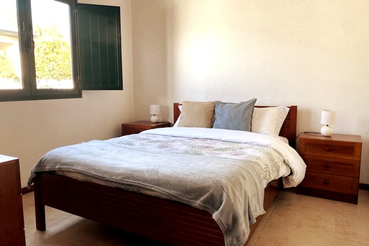 Ორადგილიანი BedRoom.
Აღჭურვილია კარადითა და სარკით.
Საზიარო სააბაზანო.