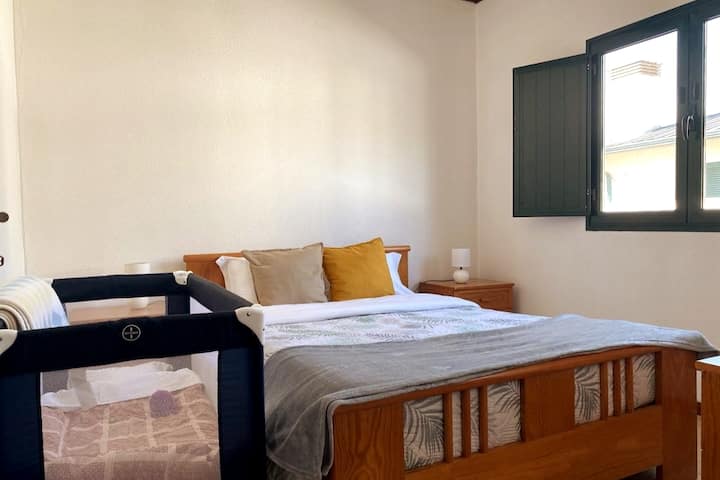 Ორადგილიანი BedRoom.
Აღჭურვილია კარადითა და სარკით.
Საზიარო სააბაზანო.

Ჩვილის საწოლი ხელმისაწვდომია მოთხოვნისამებრ.