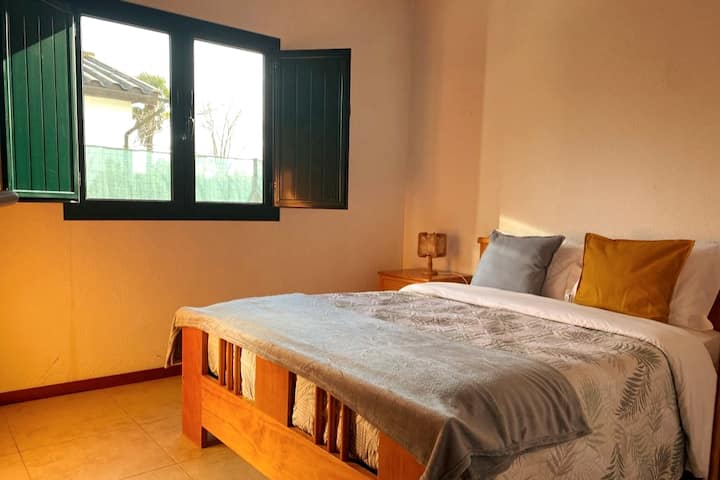 Ორადგილიანი BedRoom (აპარტამენტი).
Აღჭურვილია კარადებით, საკიდებითა და სარკით.