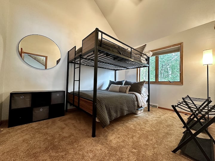 ห้องเตียงสองชั้นชั้น 2  เตียงสองชั้นทั้งสองเป็นเตียงเต็มรูปแบบพร้อมไฟอ่านหนังสือและชั้นวางของสำหรับเก็บของชิ้นเล็กๆเพดานสูงแบบลอฟท์  