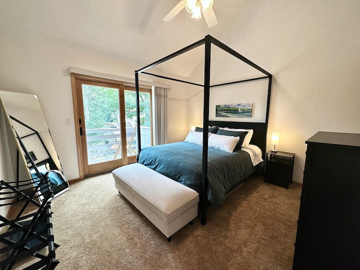 ห้องนอนควีนไซส์ชั้น 2 พร้อมระเบียงขนาดเล็ก  สถานที่ยอดเยี่ยมสำหรับการตื่นขึ้นมาและได้ยินเสียงนกร้องยามเช้า