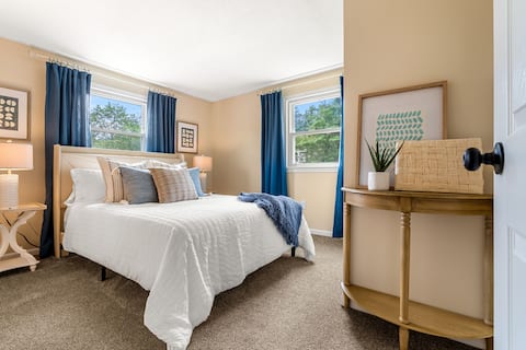 Spacious Townhome* Deck, Yard, Great location!