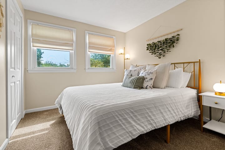 Manželská posteľ s matracom z pamäťovej peny a kvalitnou posteľnou bielizňou