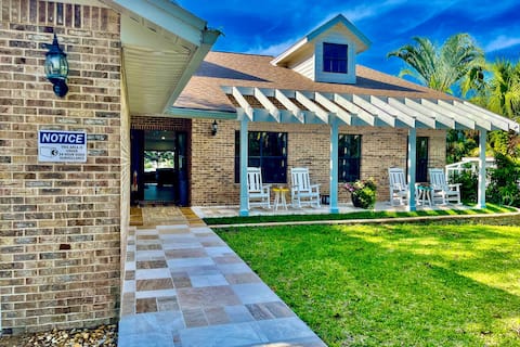 Pellicanus House- Pool - Hot Tub- Kayaks included!