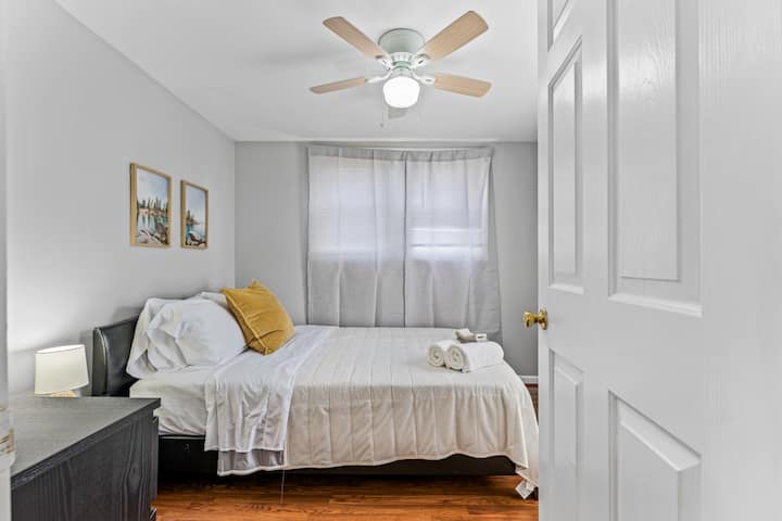 Cama tamaño queen con un colchón extremadamente cómodo