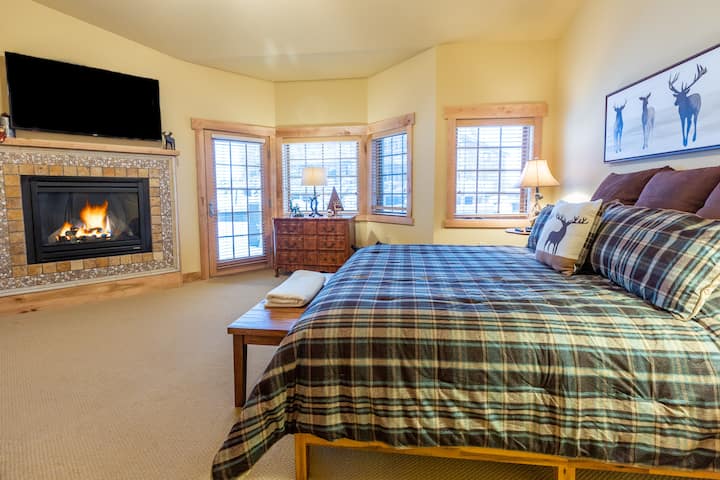 Camera da letto principale con letto matrimoniale grande e caminetto privato