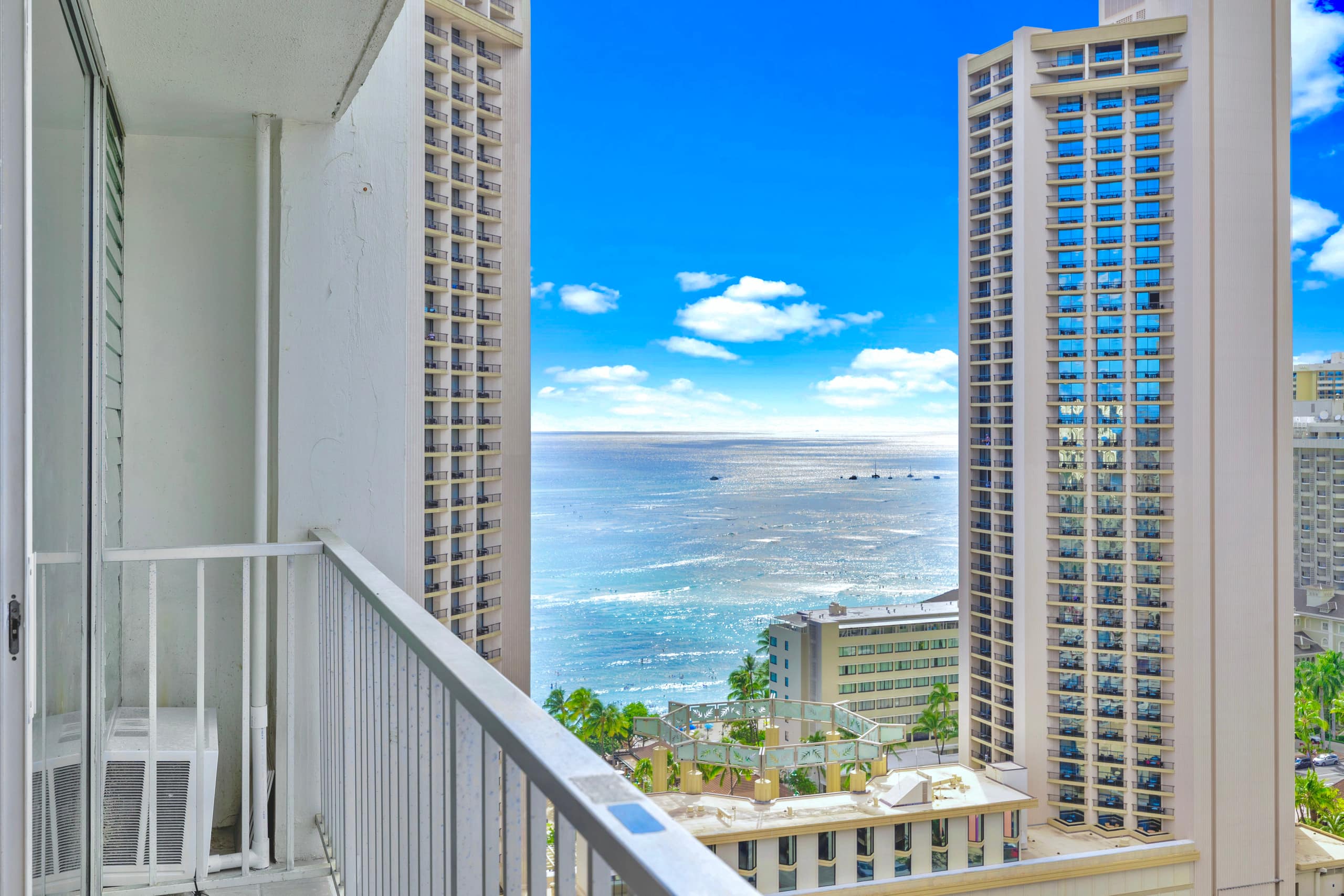 Condo in Honolulu · ★4.92 · Studio · 1 bed · 1 private bath - Image 19