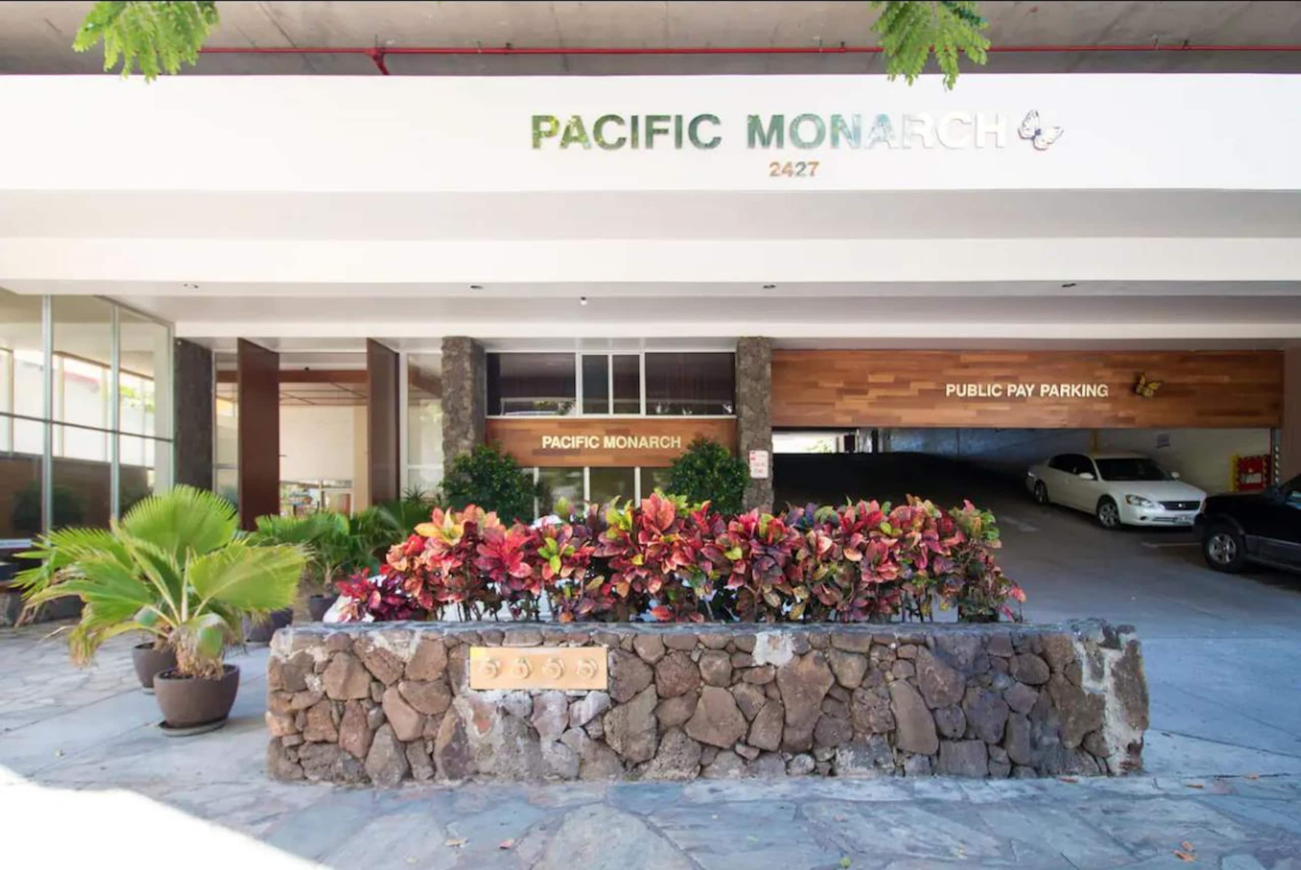 Condo in Honolulu · ★4.92 · Studio · 1 bed · 1 private bath - Image 27