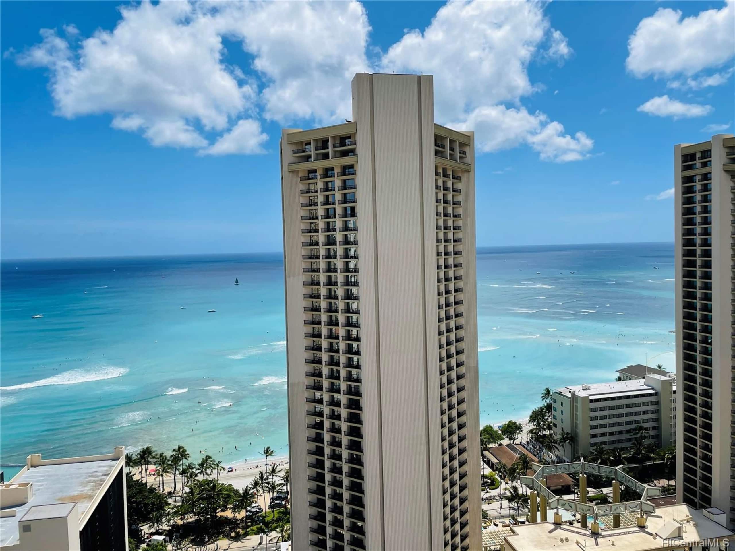Condo in Honolulu · ★4.92 · Studio · 1 bed · 1 private bath - Image 33