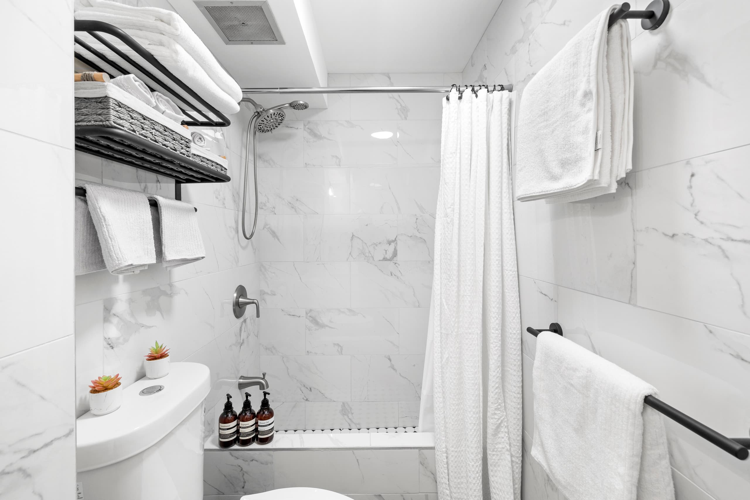 Condo in Honolulu · ★4.92 · Studio · 1 bed · 1 private bath - Image 17
