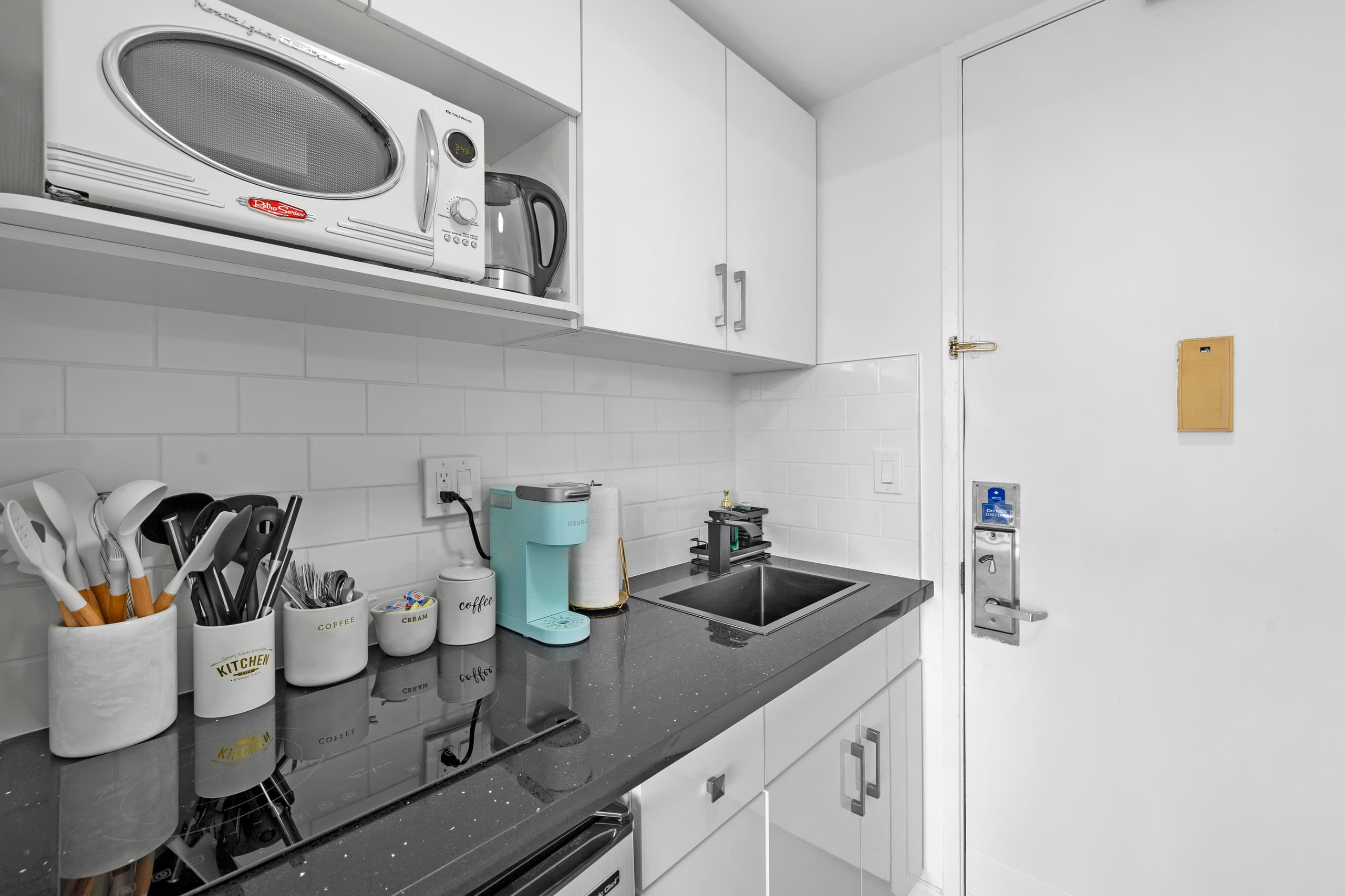 Condo in Honolulu · ★4.92 · Studio · 1 bed · 1 private bath - Image 12