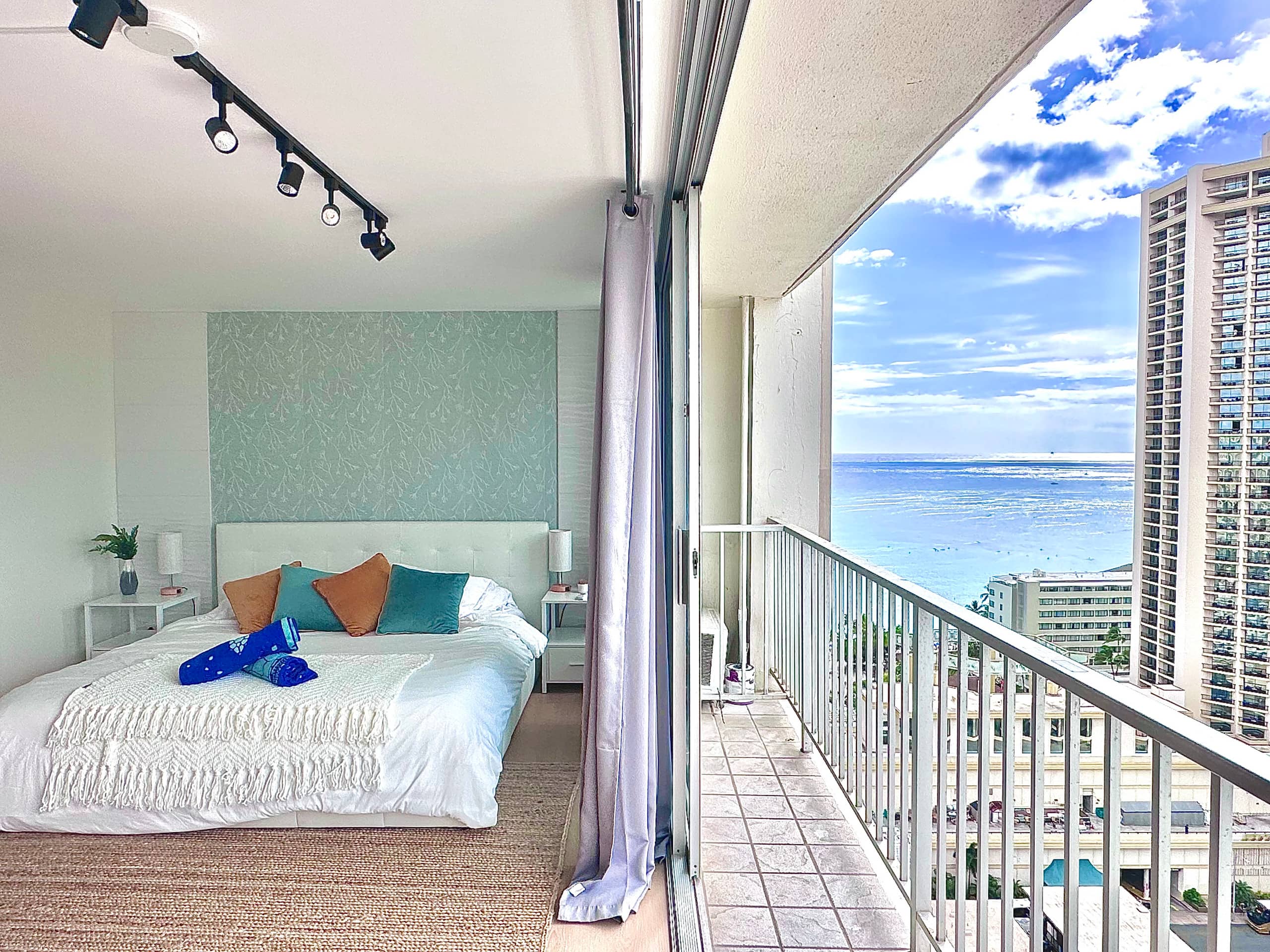 Condo in Honolulu · ★4.92 · Studio · 1 bed · 1 private bath - Image 11