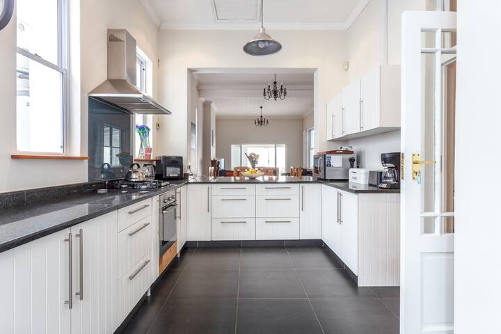 Fireplace | Whale watching | 5min to penguins gallery image 2