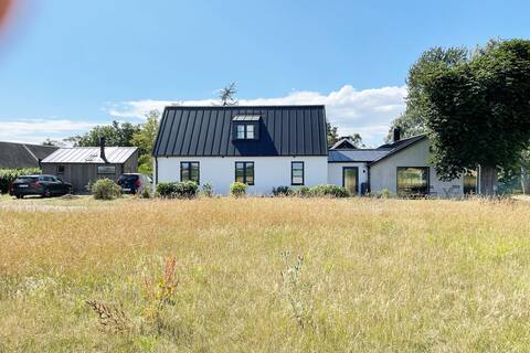 Spacious & stylish east house