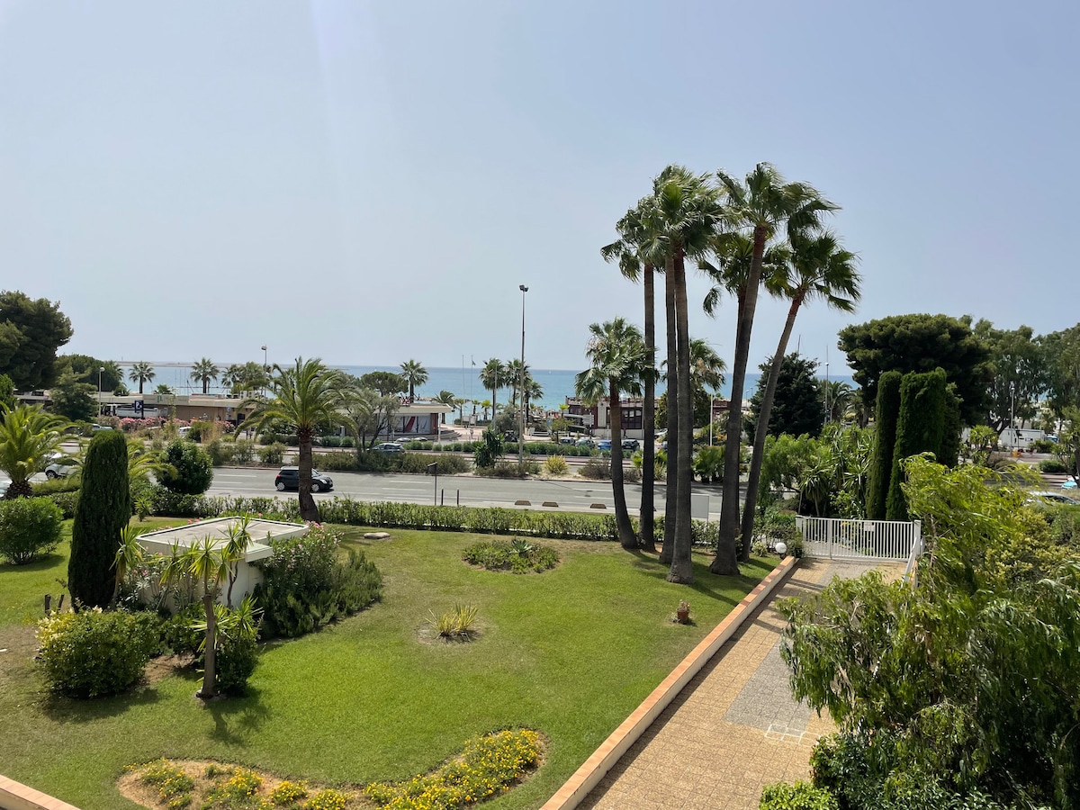 Top performing Airbnb: Happy holidays facing the sea in Saint Laurent Du Var