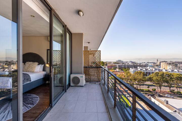 Top floor with pool Green Point gallery image 2