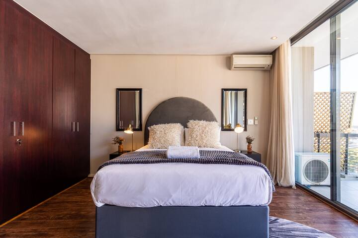 Top floor with pool Green Point gallery image 4