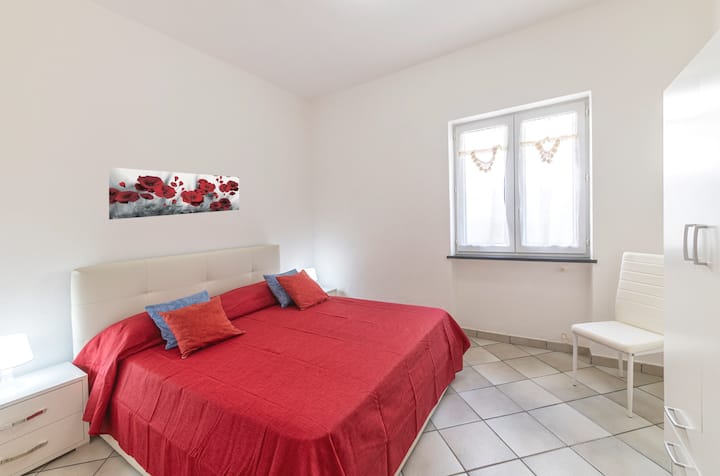 Spálňa s veľkou manželskou posteľou