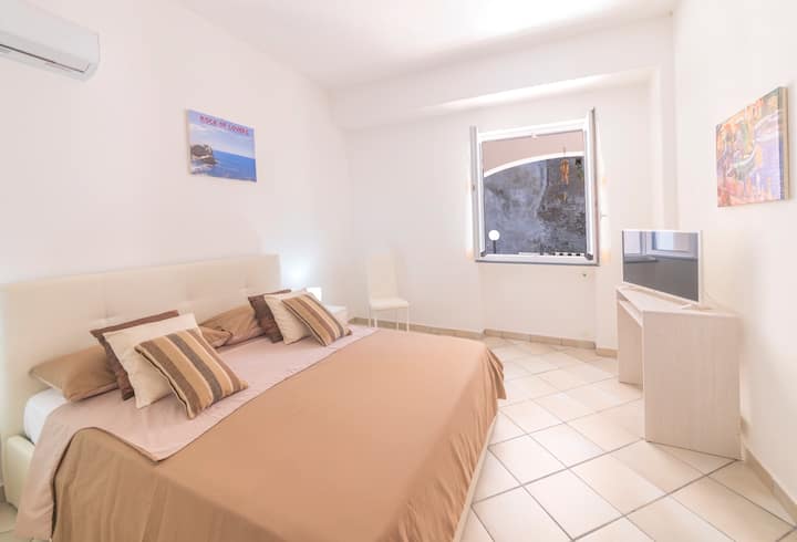 V spálni s manželskou posteľou Queen, písacím stolom,televízorom