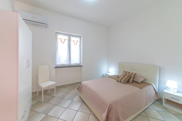 Spálňa s manželskou posteľou veľkosti Queen 