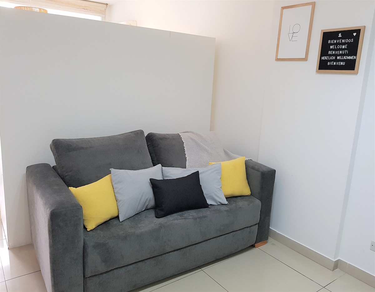 Living con cómodo sofá.