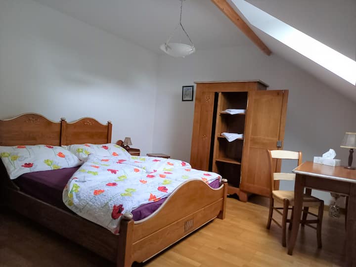 Დიდი ოთახი კეთილმოწყობილია სოფლის სტილის ოთახში