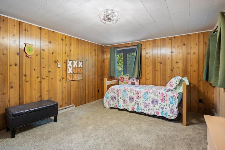 This is a trundle bed and additional sheets are provided. 