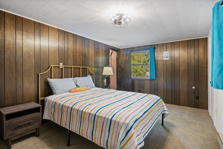 Fish themed room with queen size bed. Room darkening shades and access to the breezeway which leads to the upstairs deck. Good size walk in closet 