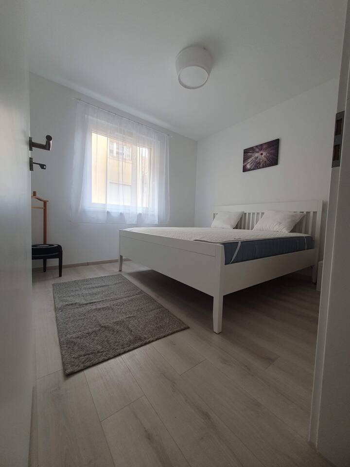 חדר שינה עם מיטה זוגית בגודל 180x200, מלתחה מובנית