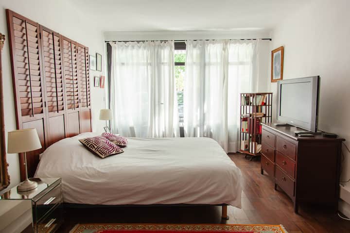 غرفة مفروشة ومزينة بذوق رفيع وأرضيات ماهوجني باركيه.