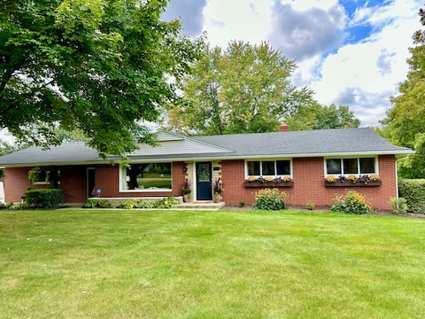 Spacious Ranch near HOF, Garage, Sleeps 2 to 7