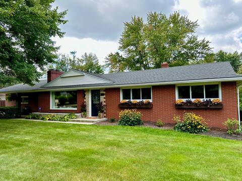 Location! Ranch, Garage, Sleeps 2 to 7