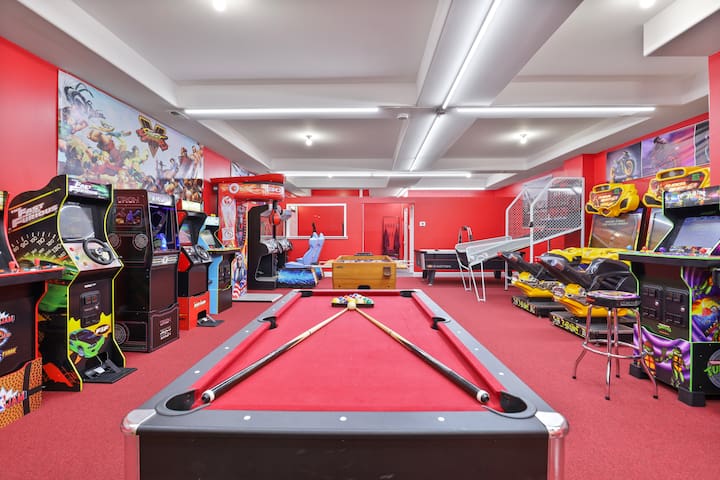 Belmont Pleasures – hot tub / arcade gaming room