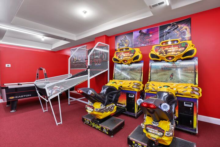 Belmont Pleasures – hot tub / arcade gaming room gallery image 5