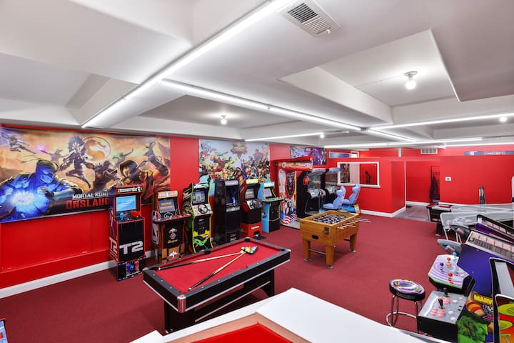 Belmont Pleasures – hot tub / arcade gaming room gallery image 2