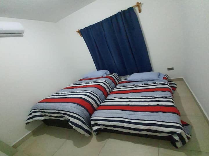 ห้องนอน 3 ห้องพร้อมพี่เลี้ยงเด็กเดี่ยวโต๊ะเก้าอี้และเครื่องปรับอากาศ