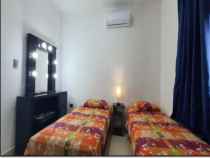 Recamara พร้อมเตียงเดี่ยว 2 เตียงโต๊ะเครื่องแป้งและเครื่องปรับอากาศโคมไฟพร้อมที่ชาร์จ USB