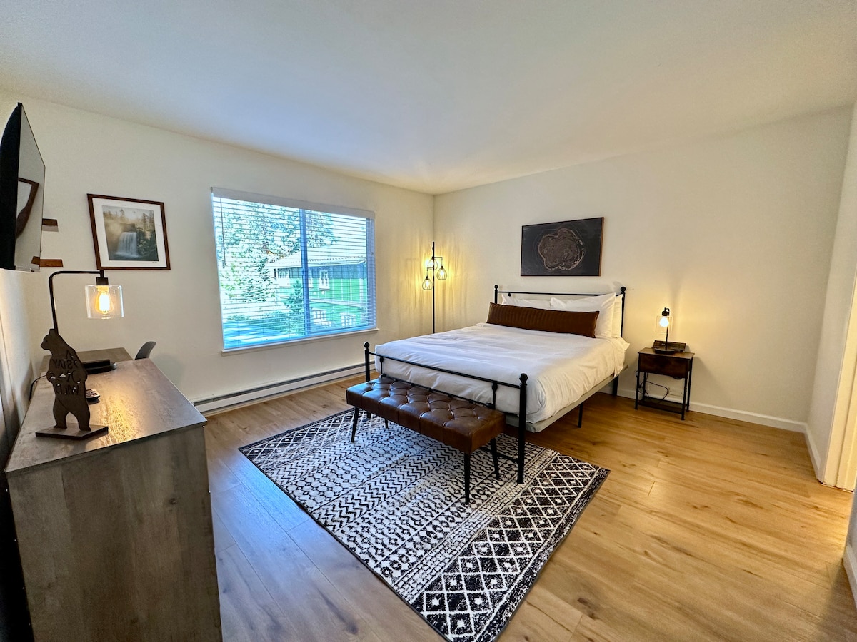 主卧配有双人床。 